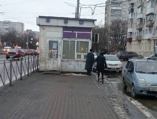 В Брянске требуют снести перекрывшие тротуар киоски на проспекте Московском