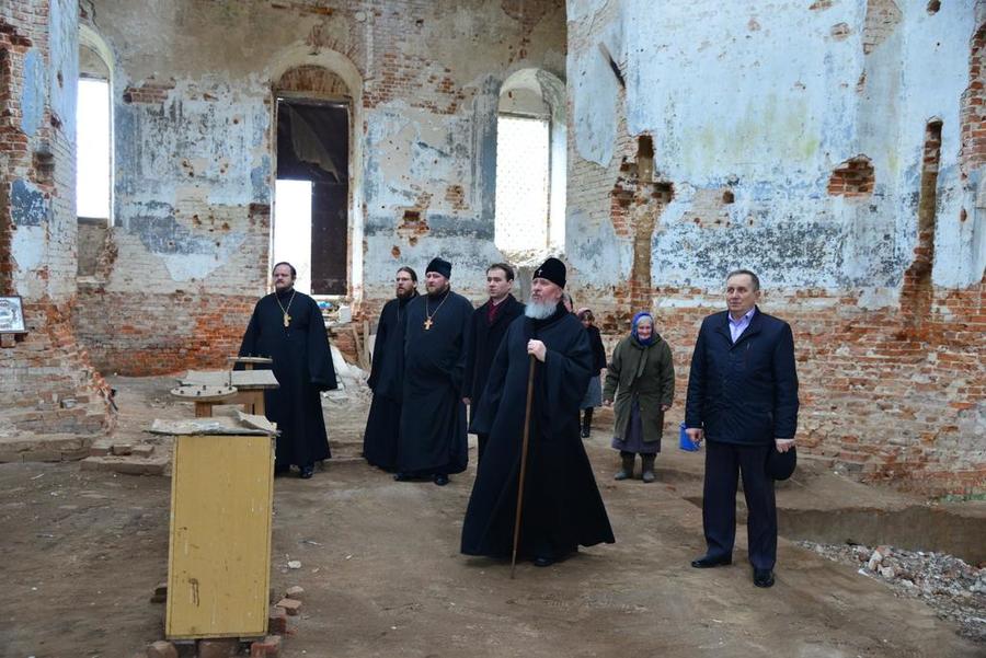 Брянский митрополит Александр посетил разрушенную церковь в Селечне