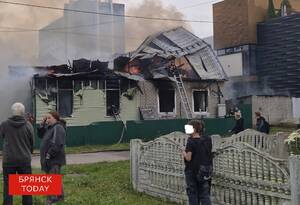 Пять машин тушили мощный пожар в жилом доме в центре Брянске