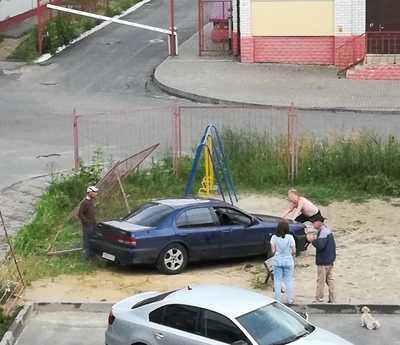 В Клинцах водитель сбил забор и припарковался на детской площадке