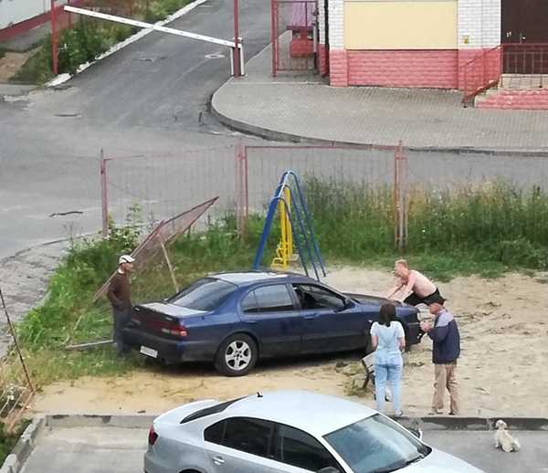 В Клинцах водитель снес забор и влетел на детскую площадку
