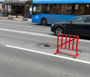 В Брянске у гостиницы «Турист» на дороге заметили опасную ловушку