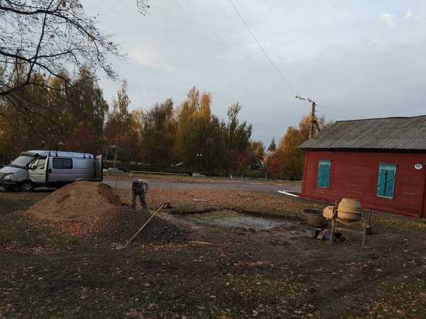 В Новозыбкове доброволец залил фундамент для памятника пограничникам