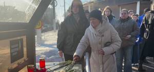 Брянцы продолжают нести цветы к месту трагедии в Советском районе