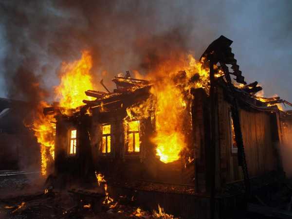 В Клинцах ночью сгорел дом