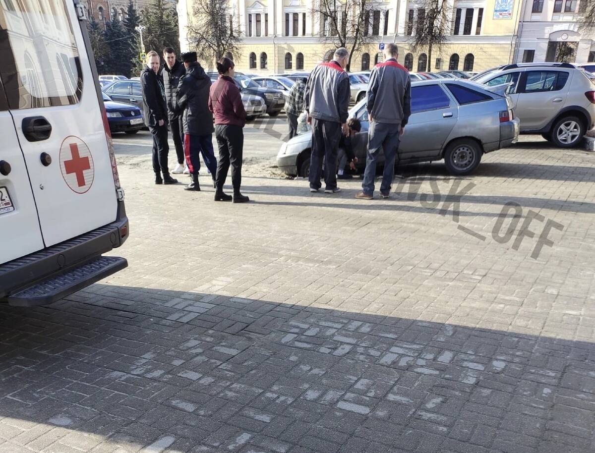 В Брянске возле здания областной думы легковой автомобиль провалился вместе  с тротуарной плиткой