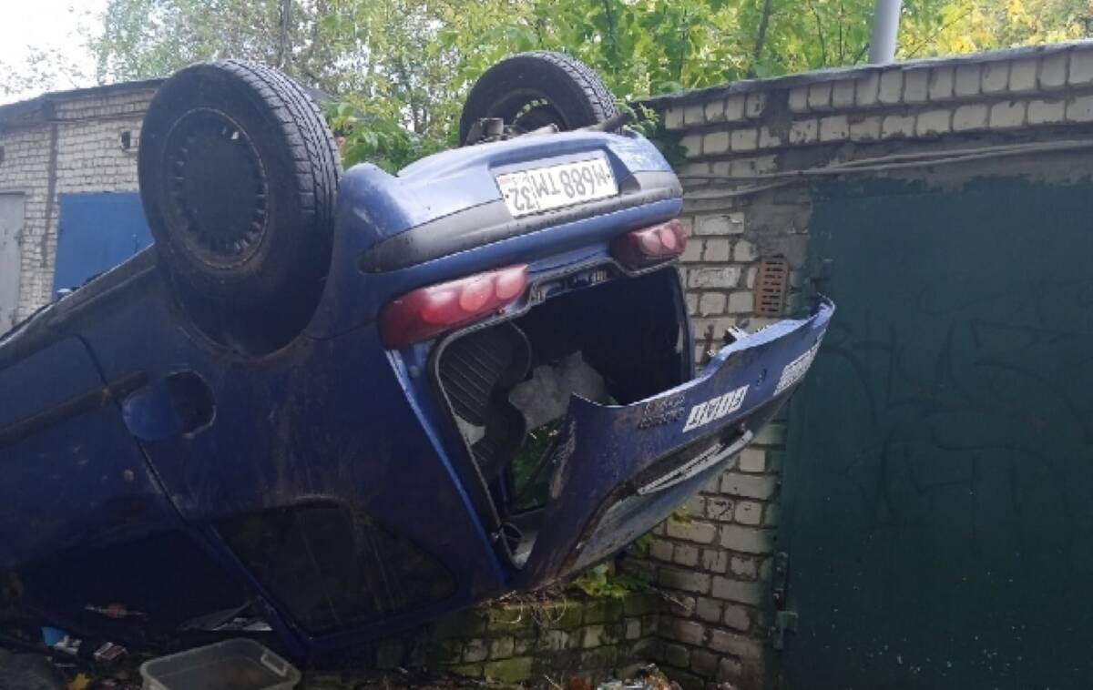 В Брянске на улице Ромашина возле гаражей перевернулся легковой автомобиль