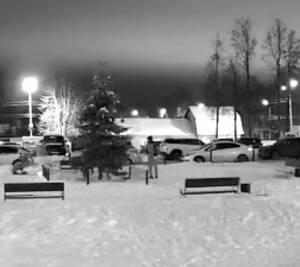 Появилось видео запускающего салют на Новостройке в Брянске