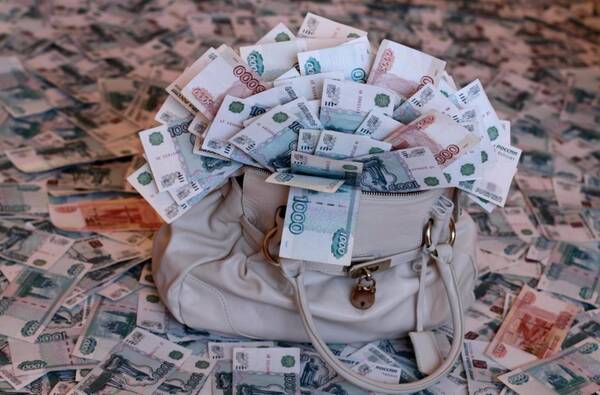 Женщина нашла на улице полмиллиона рублей и вернула их владельцу