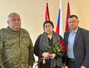 В Фокино семье погибшего героя СВО передали орден Мужества