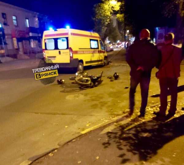 В Брянске автобус сбил парня с девушкой на мотоцикле