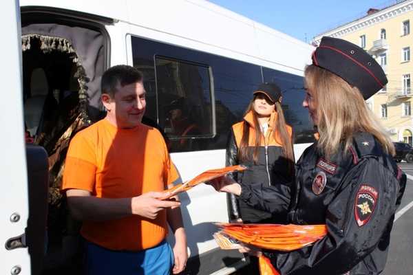 В Брянске госавтоинспекторы вышли с подарками на улицы города