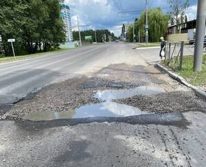 Брянских водителей замучила яма-убийца возле хлебокомбината в Бежице