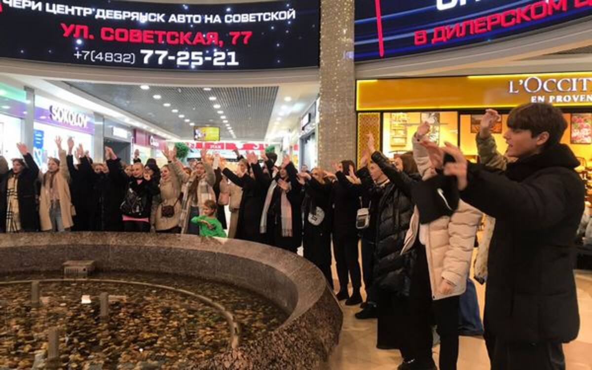 В брянском ТРЦ Аэропарк накануне Дня матери прошел необычный песенный  флешмоб | 25.11.2023 | Брянск - БезФормата