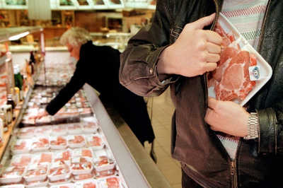 Брянец в супермаркете пытался пронести под курткой мясной деликатес