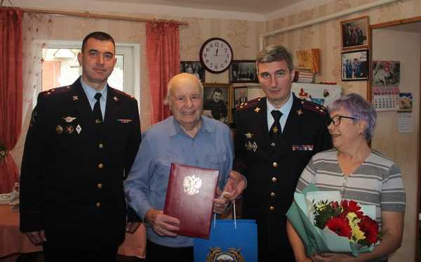 Начальник брянской полиции поздравил ветерана с Днем сотрудника ОВД