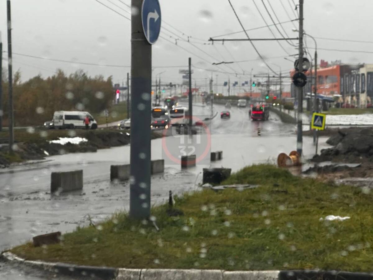 В Брянске дорога возле «Аэропарка» превратилась в озеро