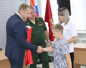 В Брянском районе родным погибших героев СВО вручили госнаграды