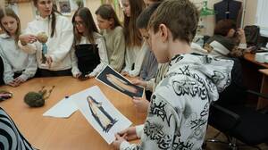 Брянские школьники заглянули за кулисы театра кукол в рамках проекта «Билет в будущее»