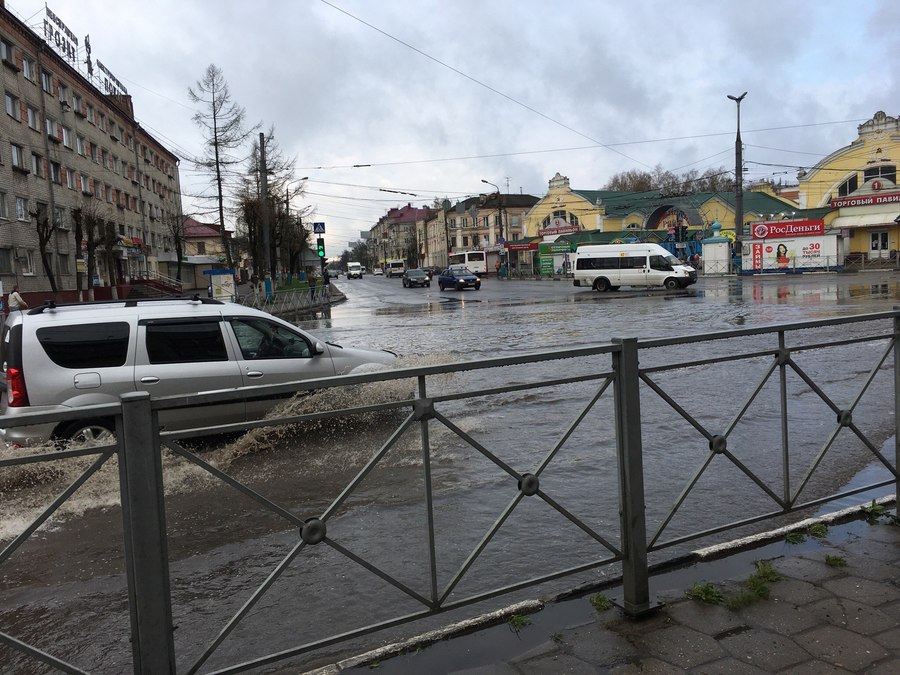В Брянске дорога возле Бежицкого рынка ушла под воду