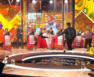 Брянские солистки подарили любимцу женщин Бураку Озчивиту почепские валенки