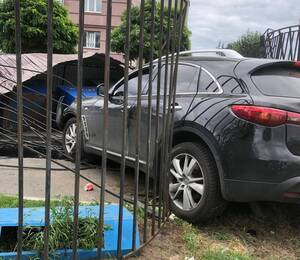 В Брянске «Инфинити» протаранила забор и влетела в мусорную площадку