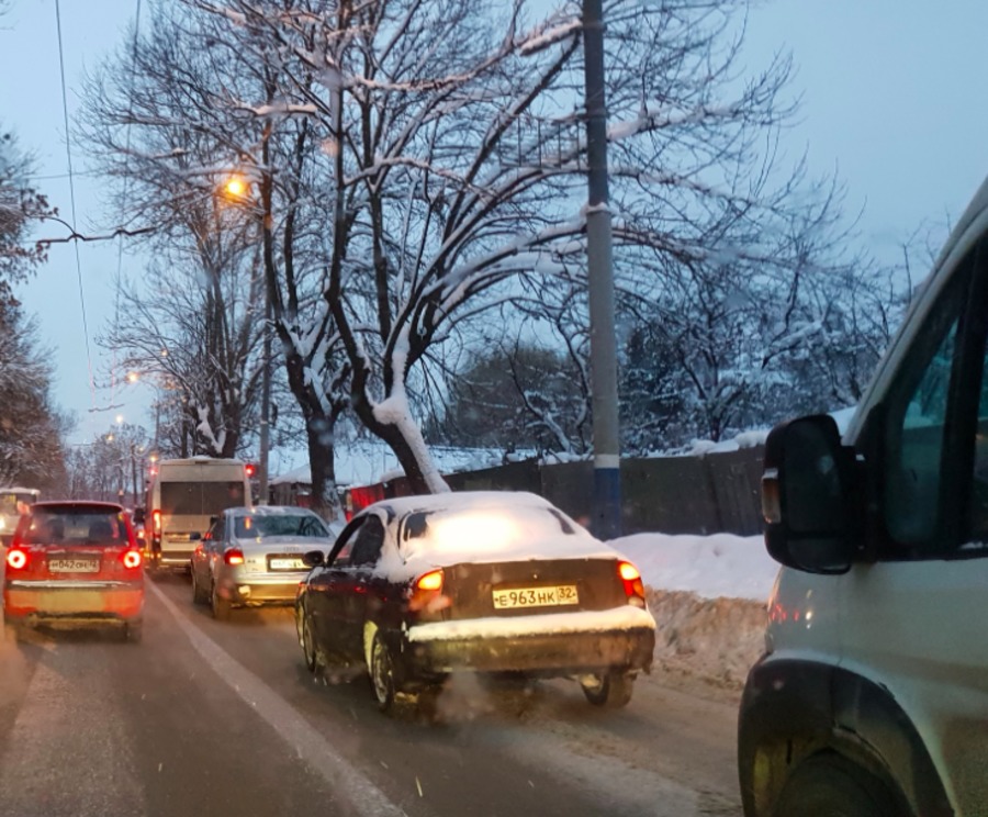 Пробки брянск сейчас. Пробка на виадуке. Пробка сегодня на Володарке. Новости Брянск утрннье.