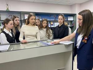  В Климовской библиотеке открылась выставка в честь героев Отечества