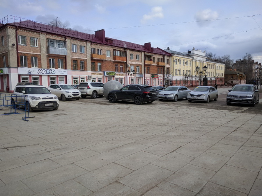 В Брянске водители наплевали на запрет парковаться на бульваре Гагарина