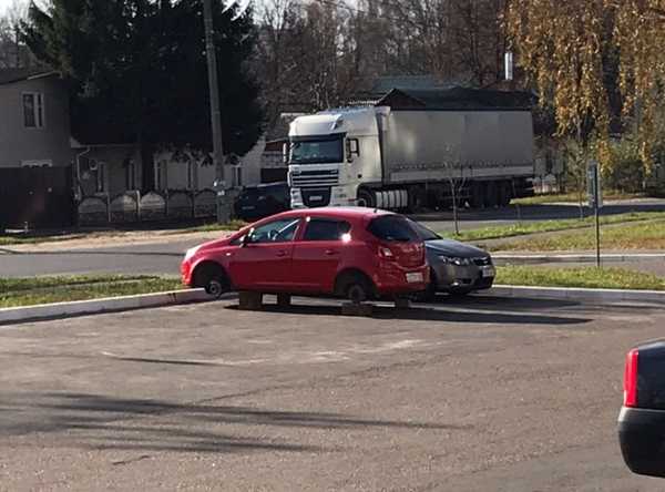 В Брянске на Володарке неизвестные оставили машину без колес
