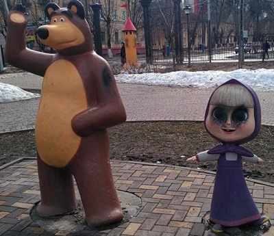 В Брянск вандалы изуродовали скульптуру «Маша и Медведь»
