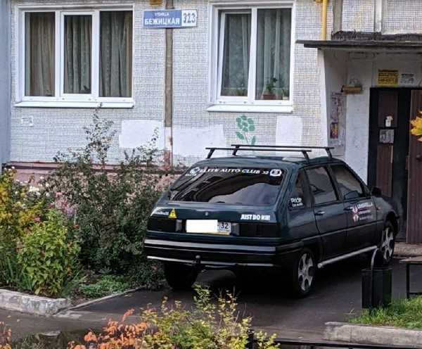 В Брянске оштрафовали перекрывшего подъезд автохама после публикации в СМИ