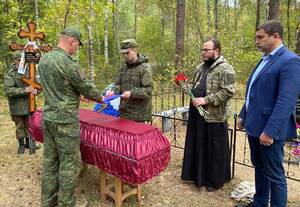 С воинскими почестями проводили в последний путь брянского героя