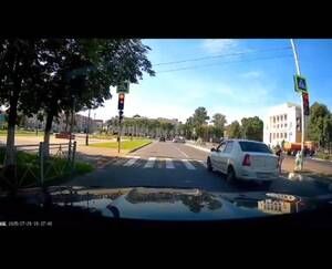 Ещё секунда и было бы горе: в Брянске лихач промчался на красный и чудом не убил пешеходов