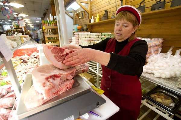 В брянских магазинах нашли тухлое мясо без маркировки
