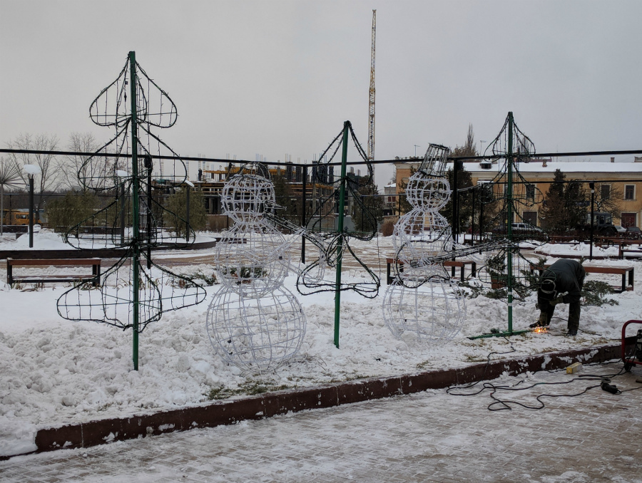 В Брянске на Набережной появились музыкальные снеговики