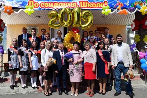 Брянские партийцы поздравили выпускников с окончанием школы 