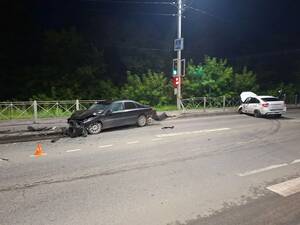 Ночью на Речной в Брянске «Лада» не уступила «Вольво»: водитель в больнице