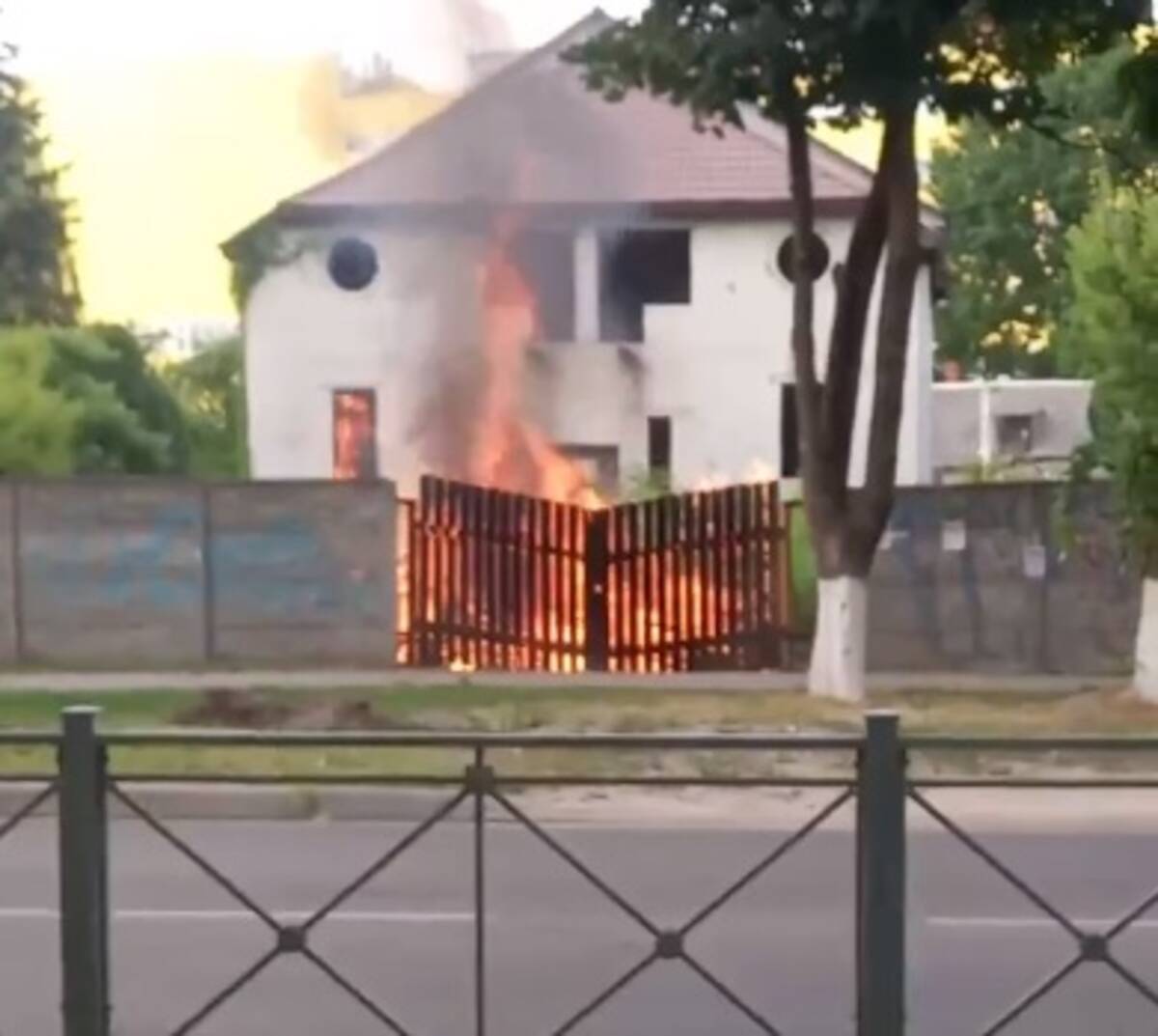 В Брянске на территории дома около школы №9 бушует сильный пожар |  14.06.2023 | Брянск - БезФормата