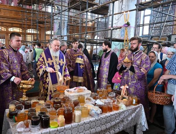 Брянский митрополит Александр окропил святой водой мед нового сбора
