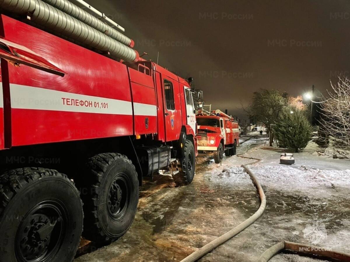 В Брянске горит склад на улице 50-й Армии | 19.12.2023 | Брянск - БезФормата