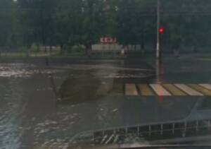 Брянск тонет: улица Горбатова ушла под воду