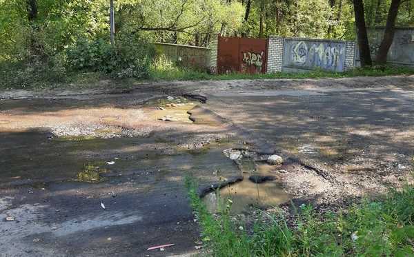 В Брянске возмутились забытыми 5 метрами дорожного ремонта