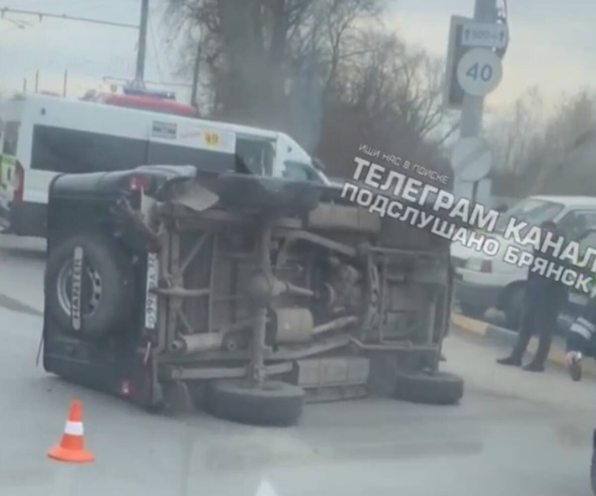 Внедорожник перевернулся в ДТП с маршруткой возле вокзала «Брянск»