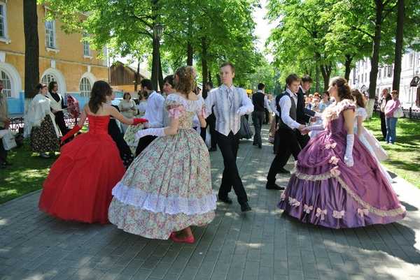 Жителей Новозыбкова пригласили на молодежный бал