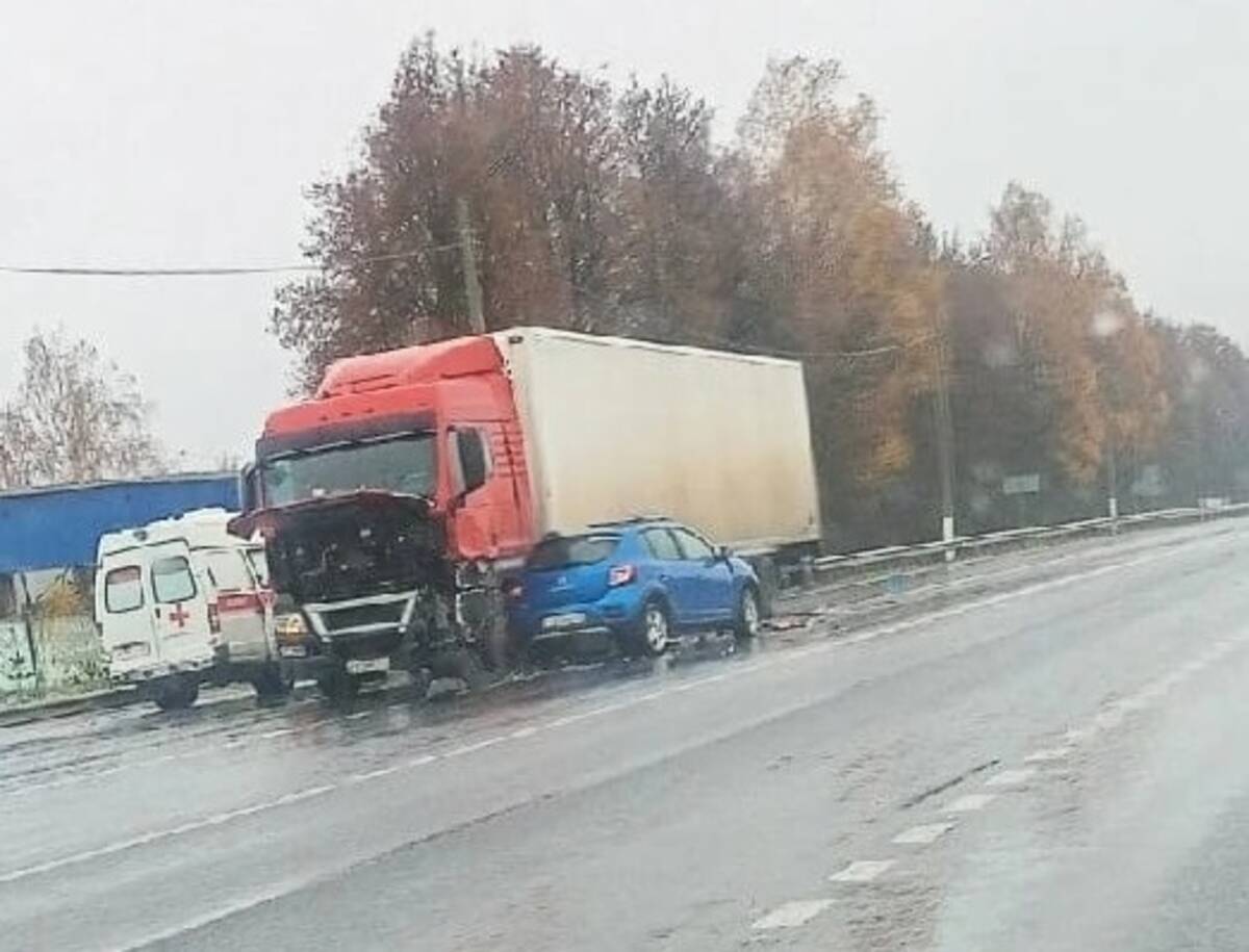 Под Выгоничами легковушка влетела в фуру