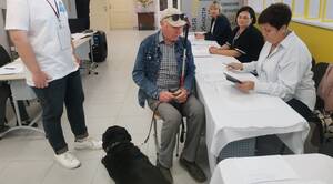 В Брянске незрячий избиратель с собакой-поводырем пришел на выборы