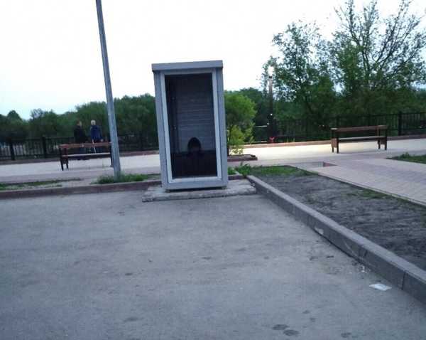 В Брянске туалет на Набережной остался без двери