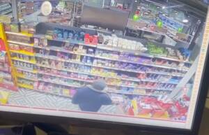 В Брянске шоколадный «герой» украл и съел сотню плиток сладостей
