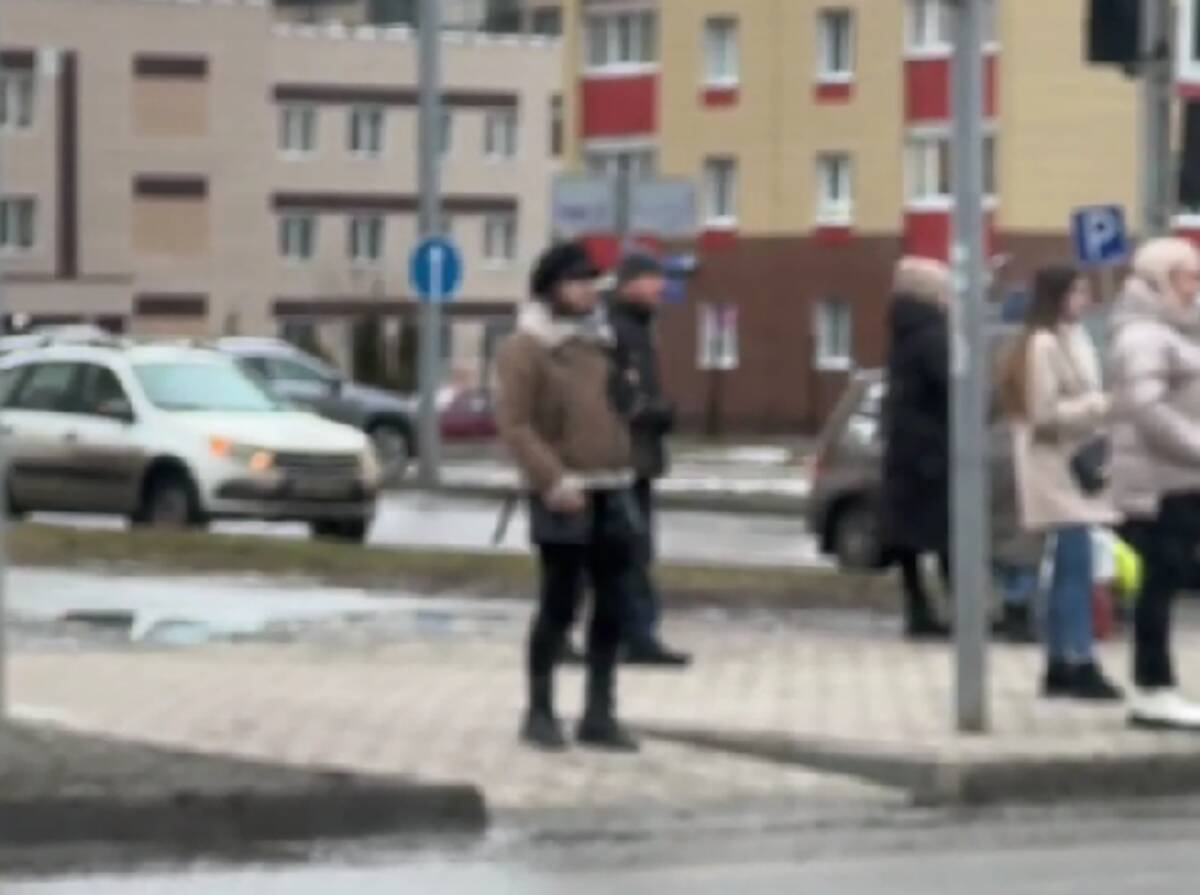 В Брянске сняли видео танцующей на переходе возле светофора девушки